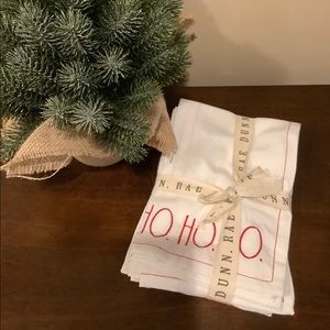 Set of 4 Rae Dunn Christmas Napkins 🍽